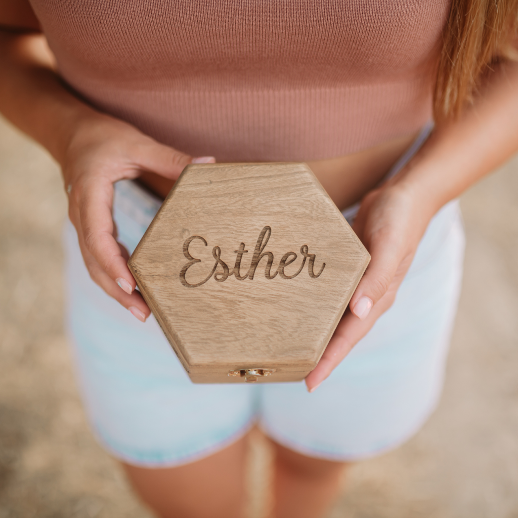Joyero de madera personalizado nombre hexágono (5)